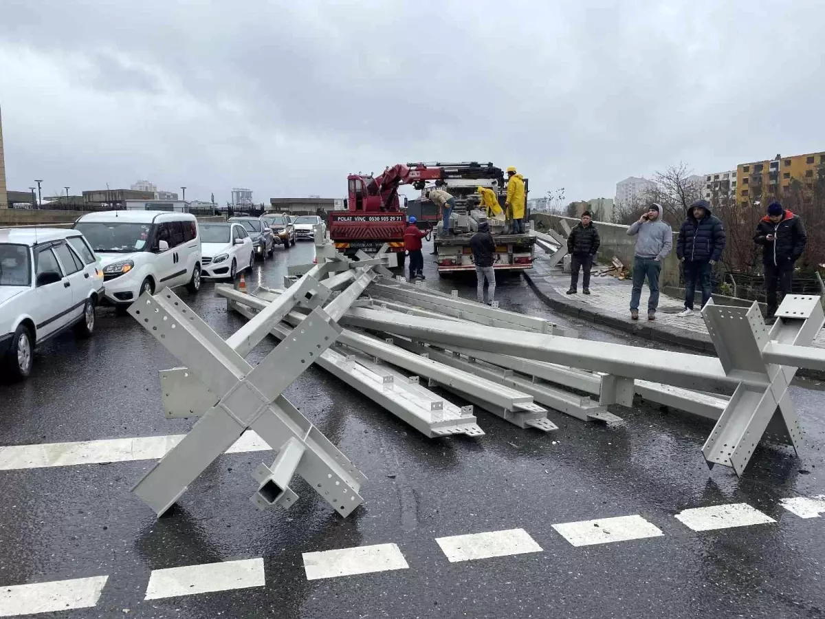 Ataşehir\'de tır kasasındaki inşaat malzemeleri araçların üzerine düştü