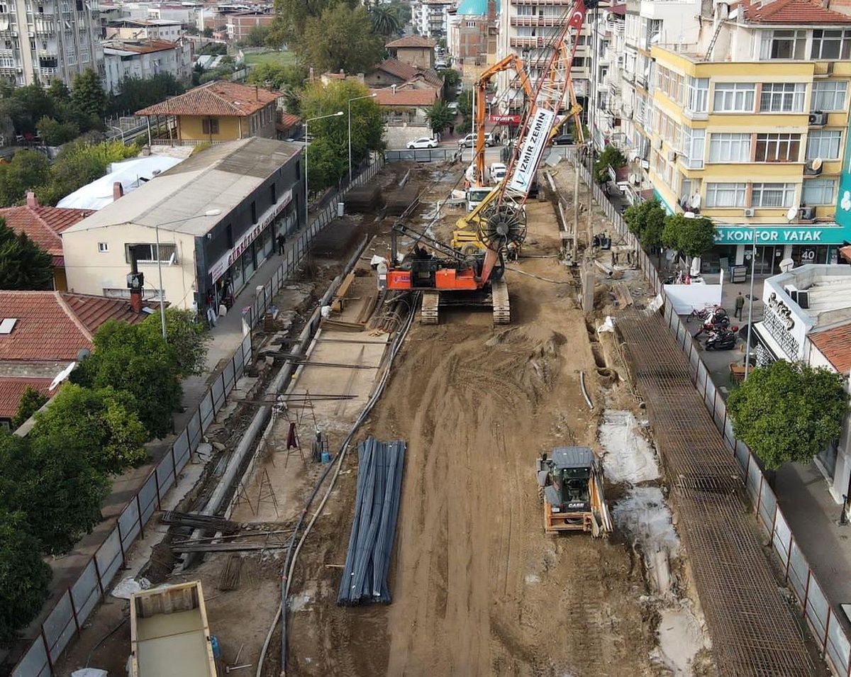 Aydın Büyükşehir\'in Nazilli\'deki meydan projesinin yapımı sürüyor