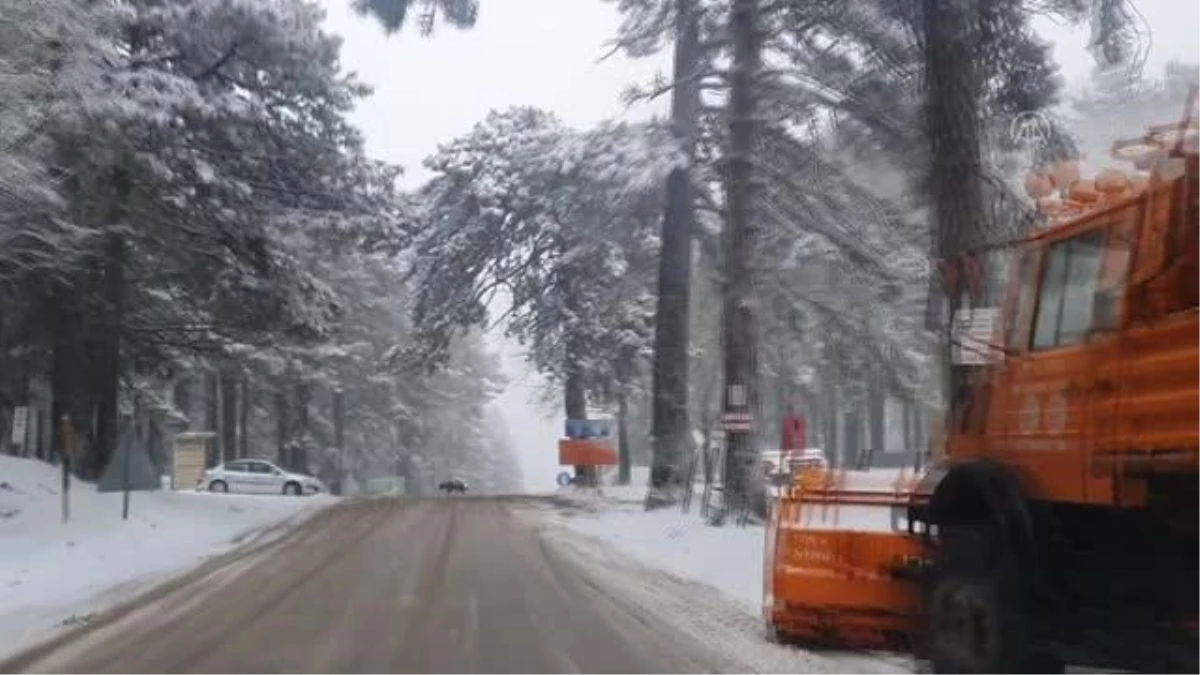 BALIKESİR - Kazdağları\'nda ekipler yolların kardan kapanmaması için çalışıyor