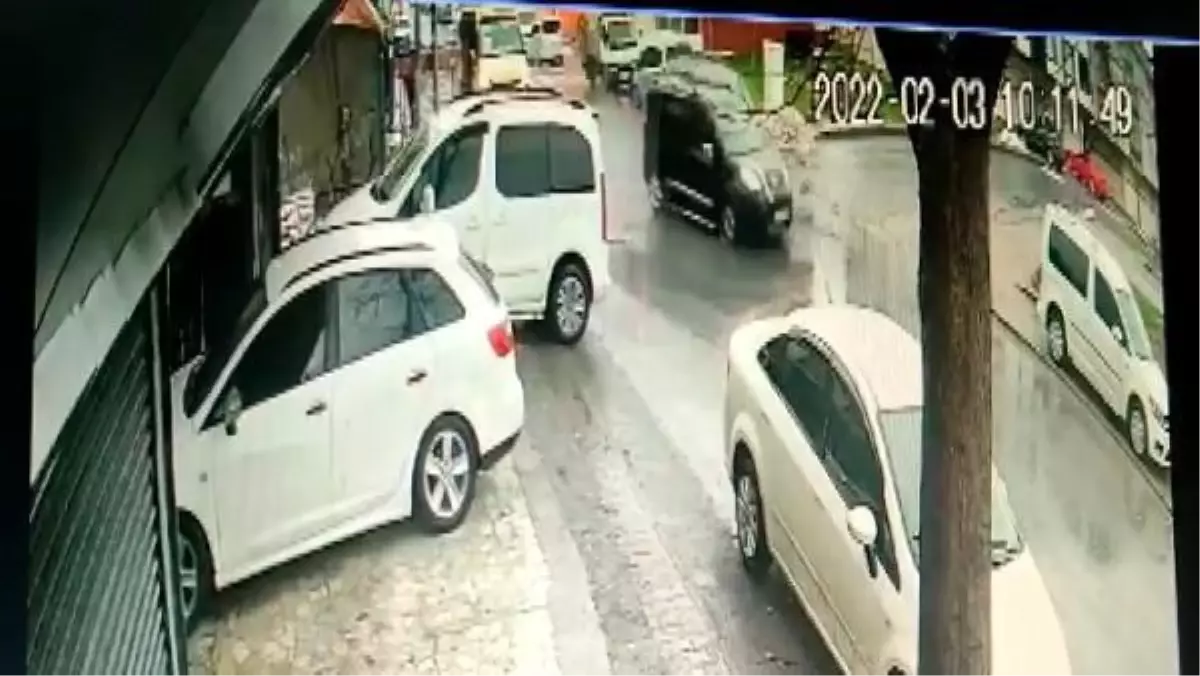 Son dakika haberleri | BAŞAKŞEHİR\'DE İKİ HAFİF TİCARİ ARACIN ÇARPIŞMASI KAMERADA