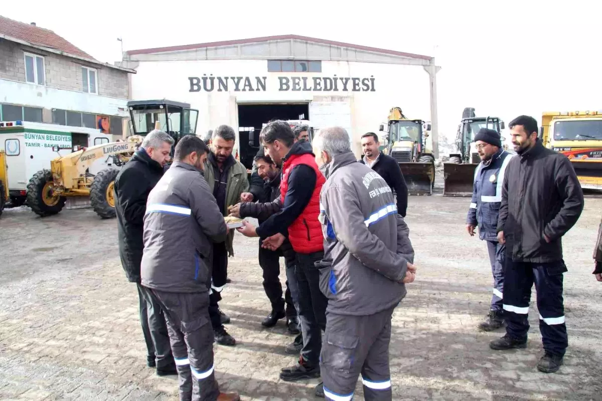 Başkan Altun belediye personelinin kandilini kutladı