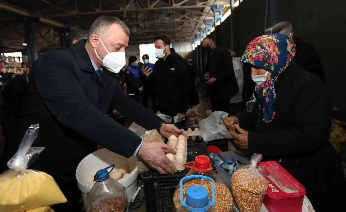 Başkan Büyükakın, Kandıra pazarını gezdi