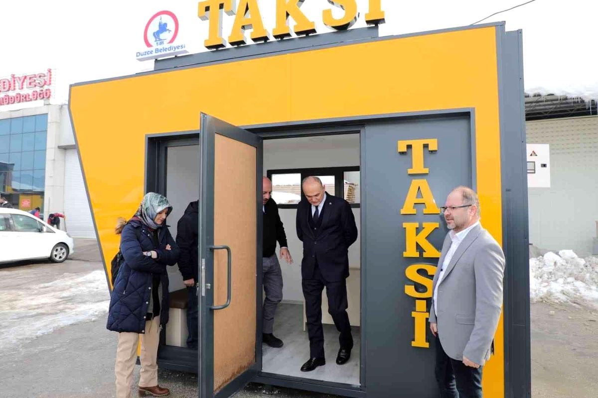 Belediye taksi duraklarını yeniliyor