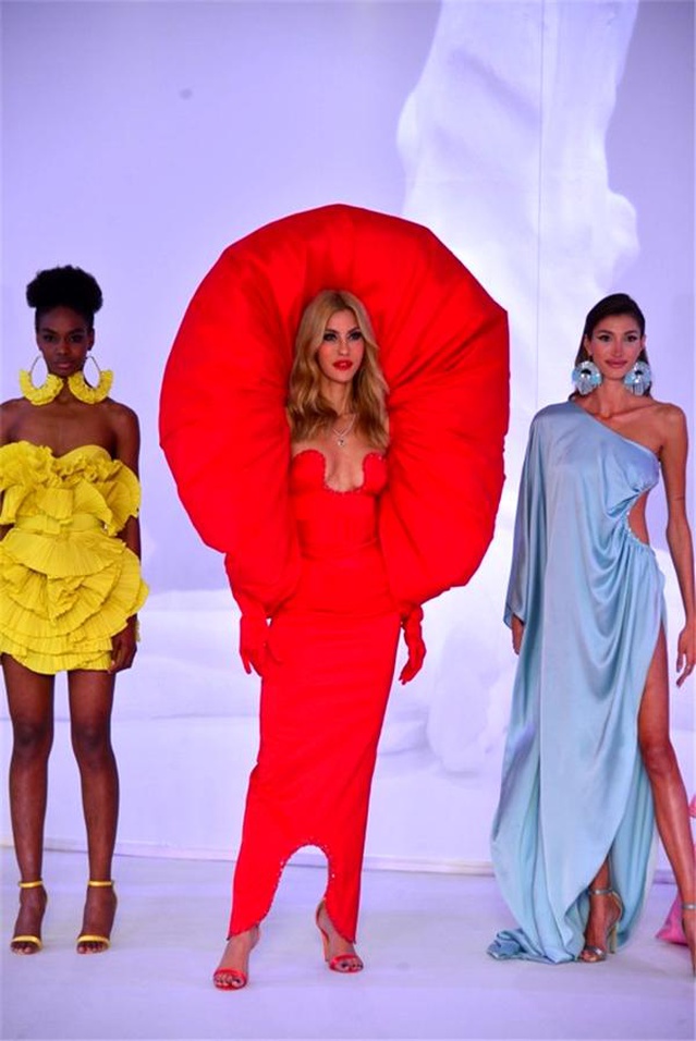 Boğazda Renkli Defile