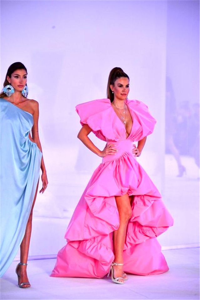 Boğazda Renkli Defile
