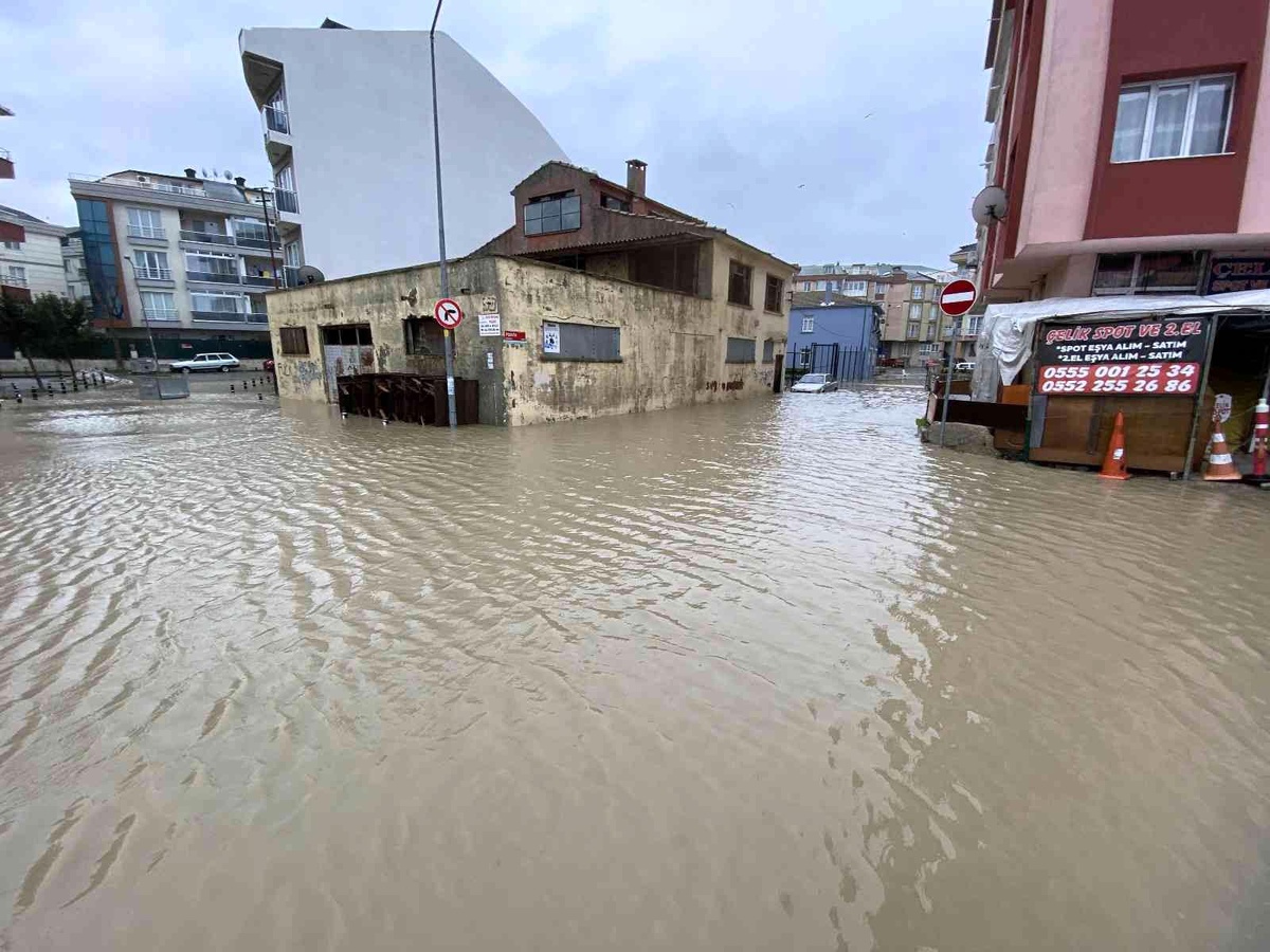 Büyükçekmece\'de sokakları su bastı, vatandaşlar İSKİ\'ye tepki gösterdi