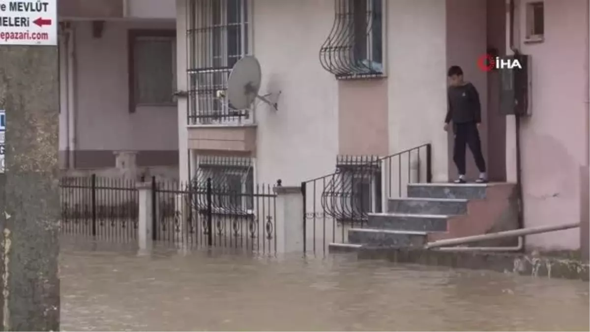 Büyükçekmece\'de sokakları su bastı, vatandaşlar İSKİ\'ye tepki gösterdi