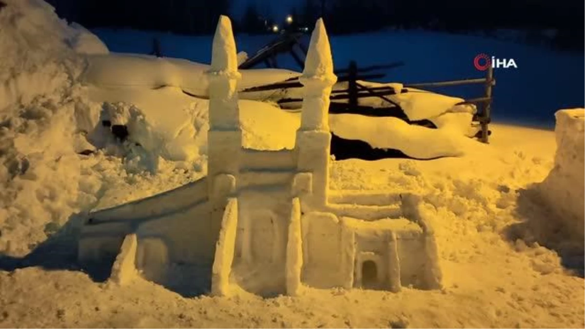 Çifte Minareli Medreseye gidemeyince kardan yaptı, özlemini böyle giderdi
