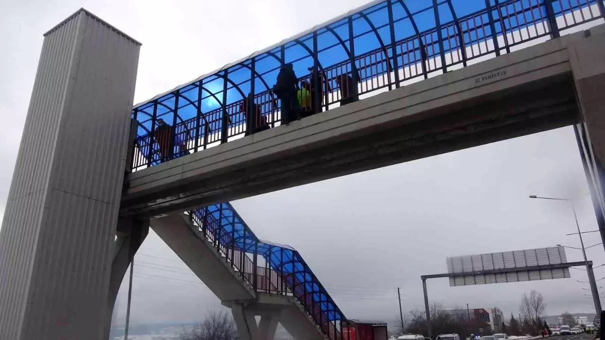 Son dakika haberleri | D100\'de araçları durdurup para istedi, polis gelince üst geçitten intihara kalkıştı