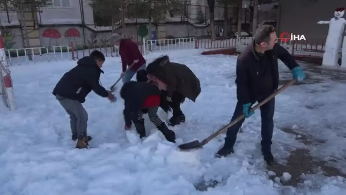 Derste görüp merak ettiler, okul bahçesine igloevi yaptılar