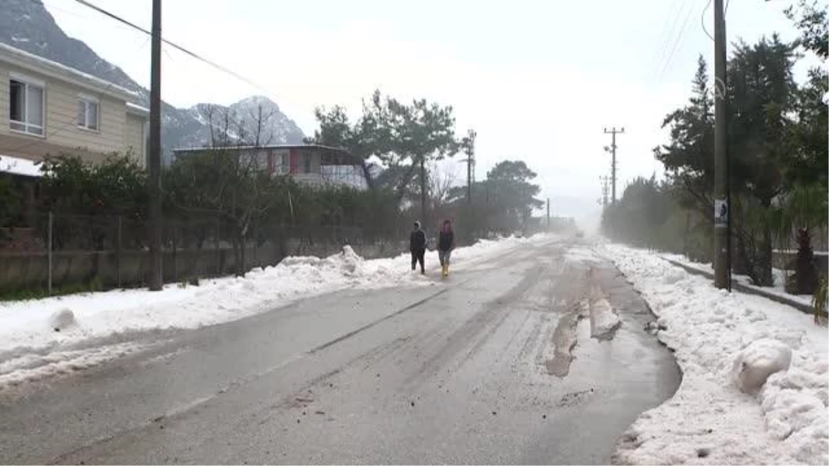 Dolu yağışı tarım alanlarında hasara neden oldu