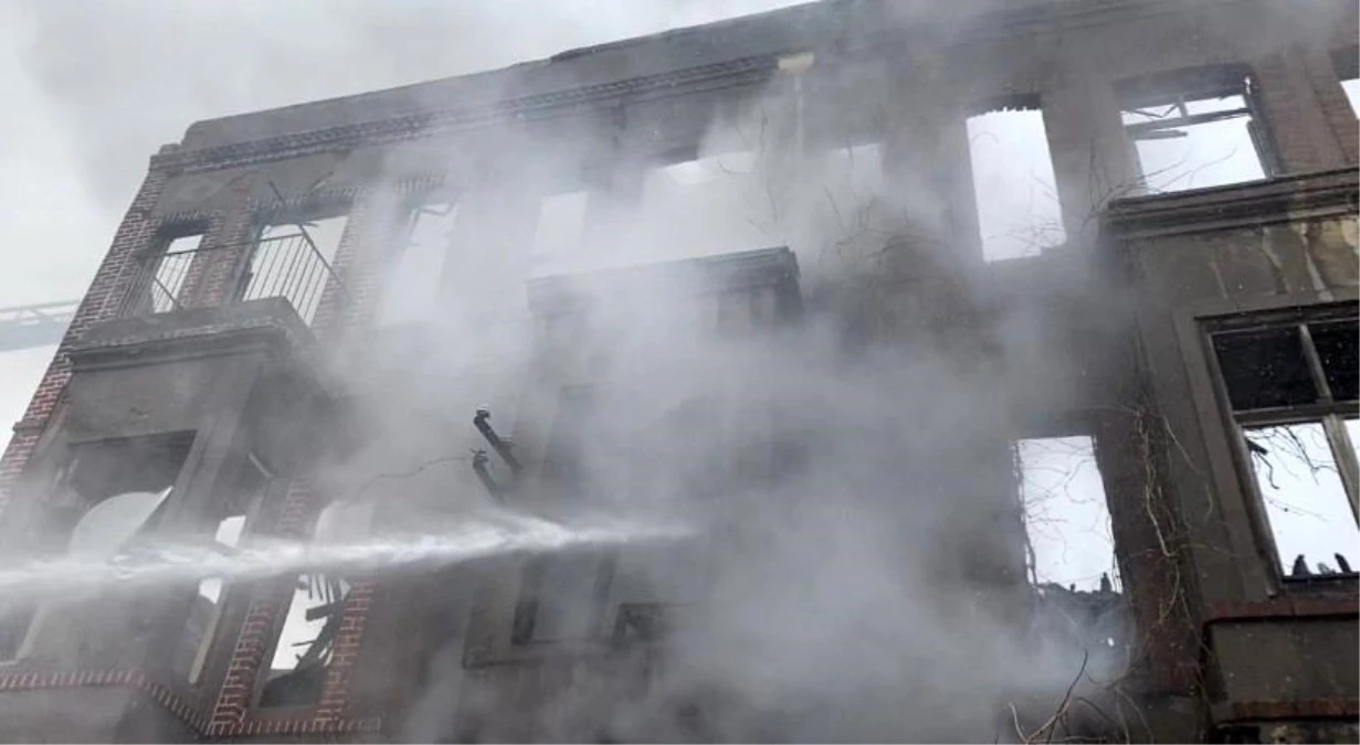 Fatih\'te defalarca kez yangın çıkan metruk bina, yine yandı- Yangınların yaşandığı bina için yıkım kararı verildi