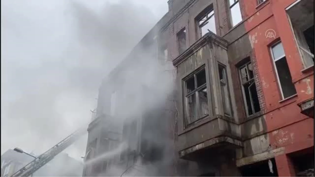 Fatih\'te metruk binada çıkan yangın söndürüldü
