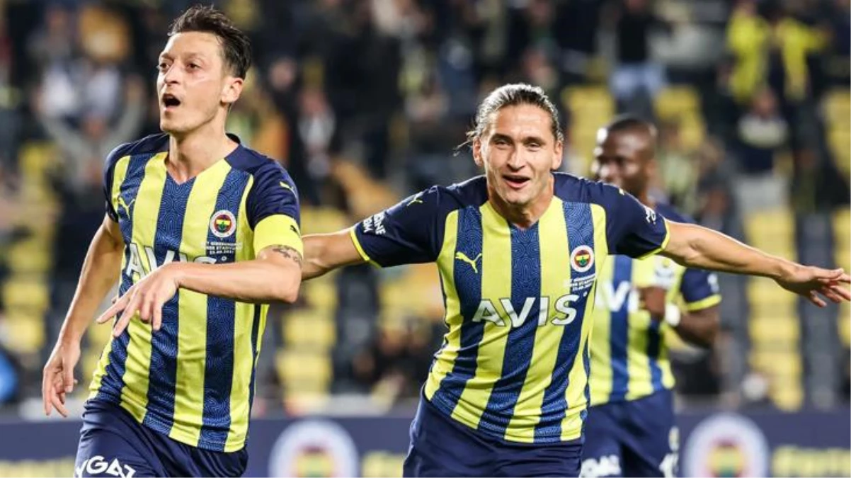 Fenerbahçe\'nin Konferans Ligi kadrosuna yıldız futbolcular dahil olmadı! Taraftar sinirden deliye döndü
