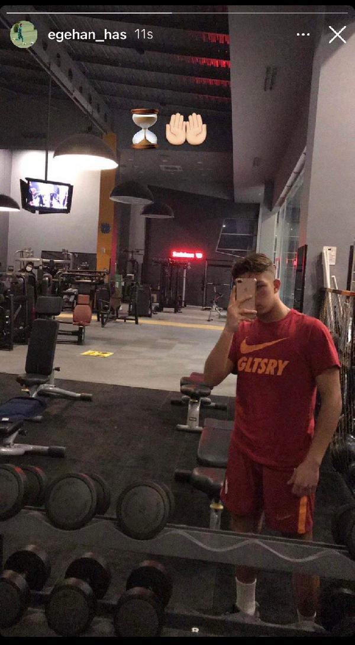 Galatasaray tişörtlü fotoğraf paylaşan altyapı oyuncusu kulüpten gönderildi