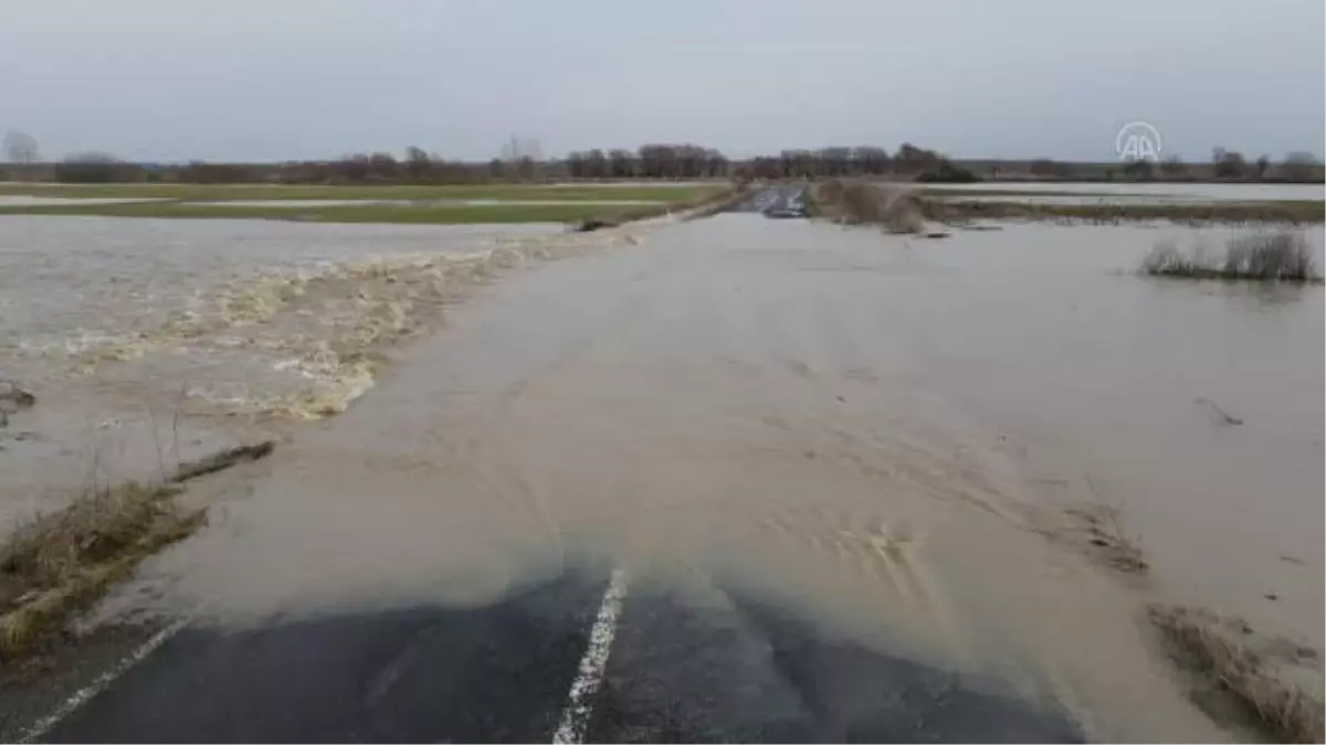 Hayrabolu\'da sağanak nedeniyle iki mahalle arasındaki yol kapandı