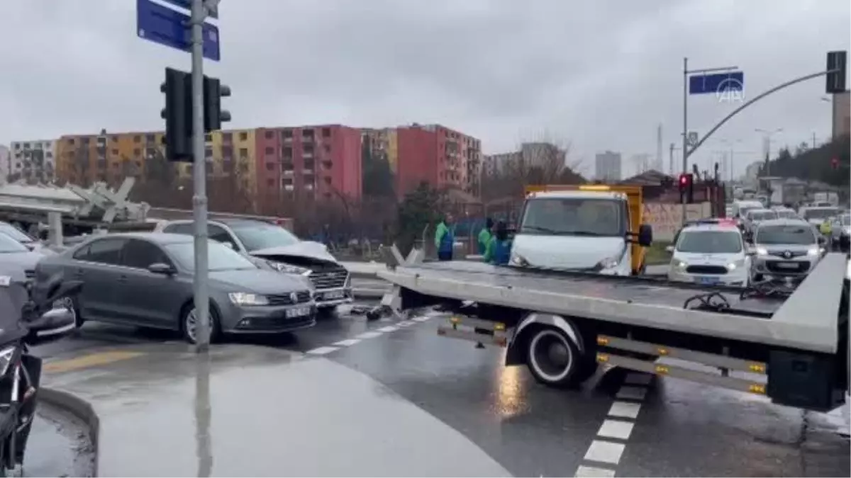 İstanbul\'da tırda yüklü inşaat malzemeleri iki otomobilin üzerine düştü