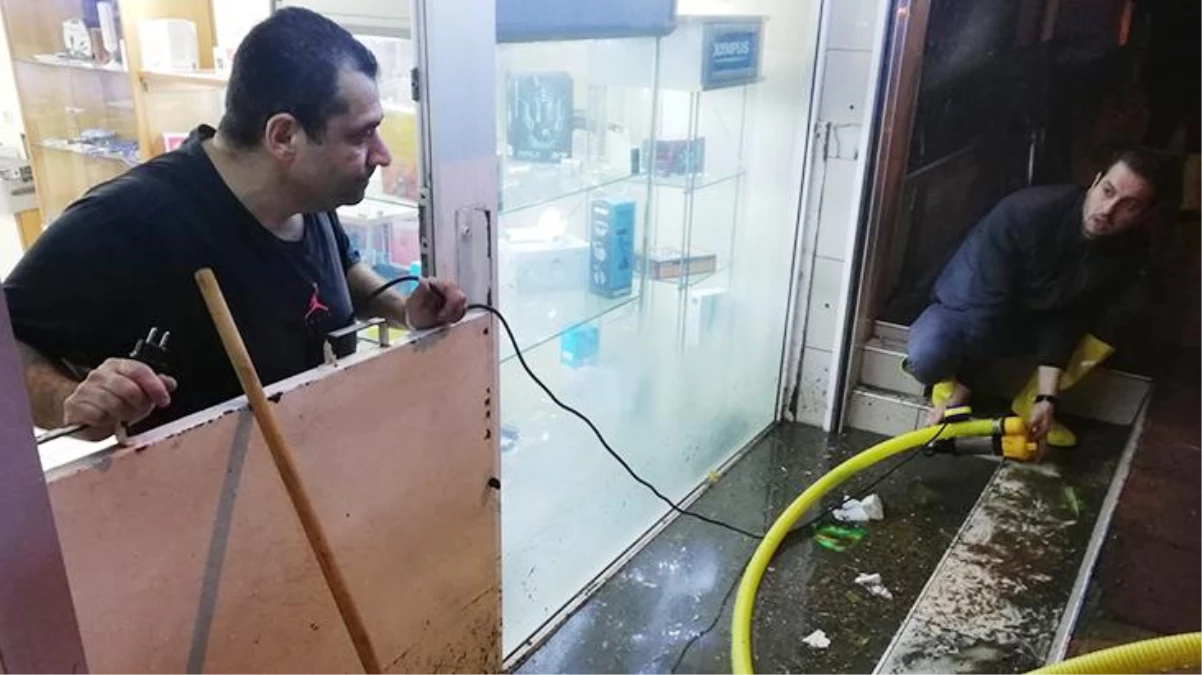 İzmir\'de yağış hayatı felç etti! Ev ve iş yerleri sular altında kaldı