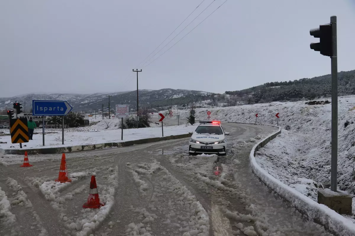 Kar nedeniyle kapanan Burdur-Isparta dağ yolu ulaşıma açıldı