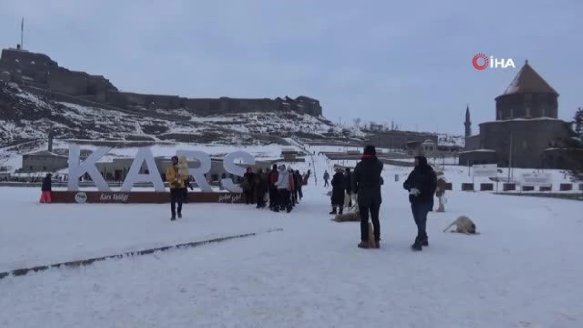Kars\'a yerli ve yabancı turistlerden yoğun ilgi