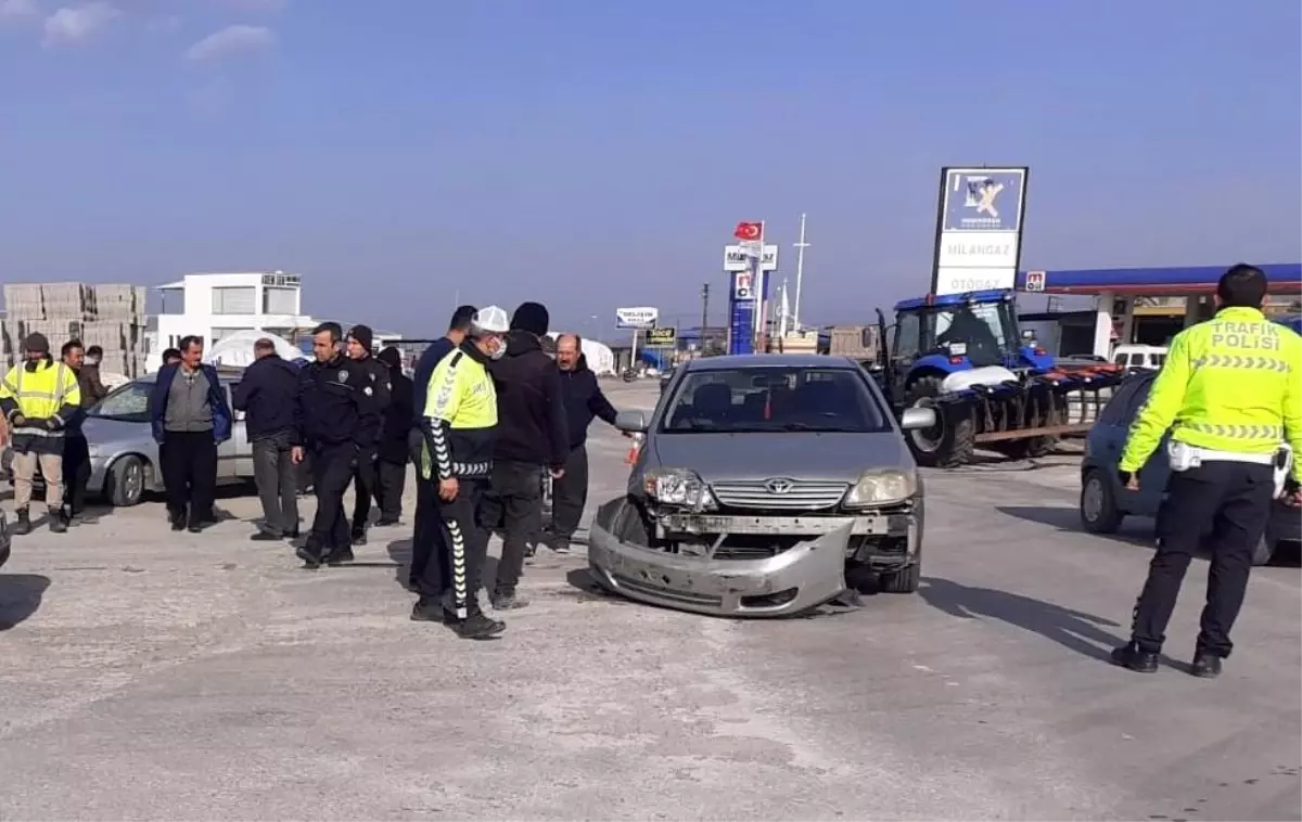 Kavşakta otomobiller çarpıştı, sürücüler yaralandı