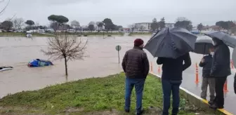 Kocabaş Çayı taştı; otoparktaki araçlar su altında kaldı (2)