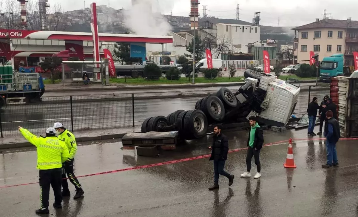 Kocaeli\'de devrilen tır ulaşımı aksattı