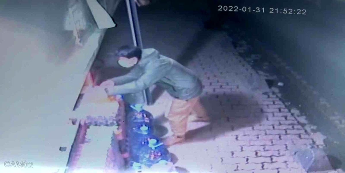 Küçükçekmece\'de kola hırsızını, yoldan geçen kurye yakaladı