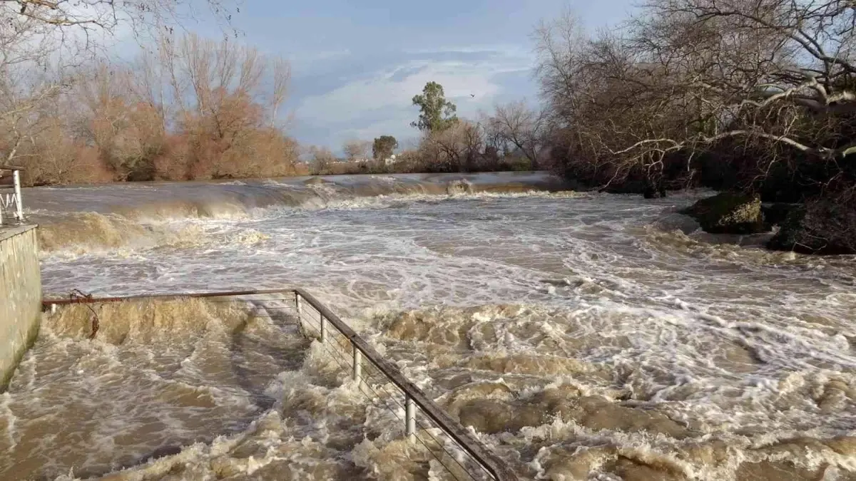 Manavgat Şelalesi\'nde bulunan tesisler sular altında kaldı