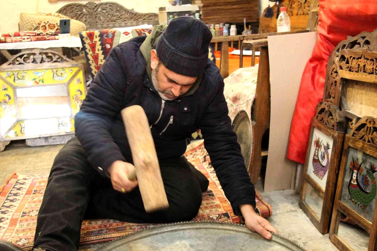 Mardin\'de bakırcılık sanatının tahtı sallanıyor