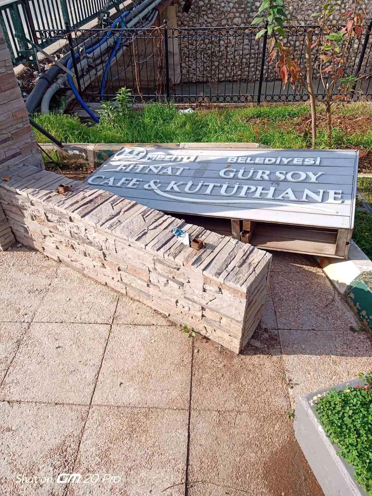 Mersin\'de kafe kütüphaneye saldırı