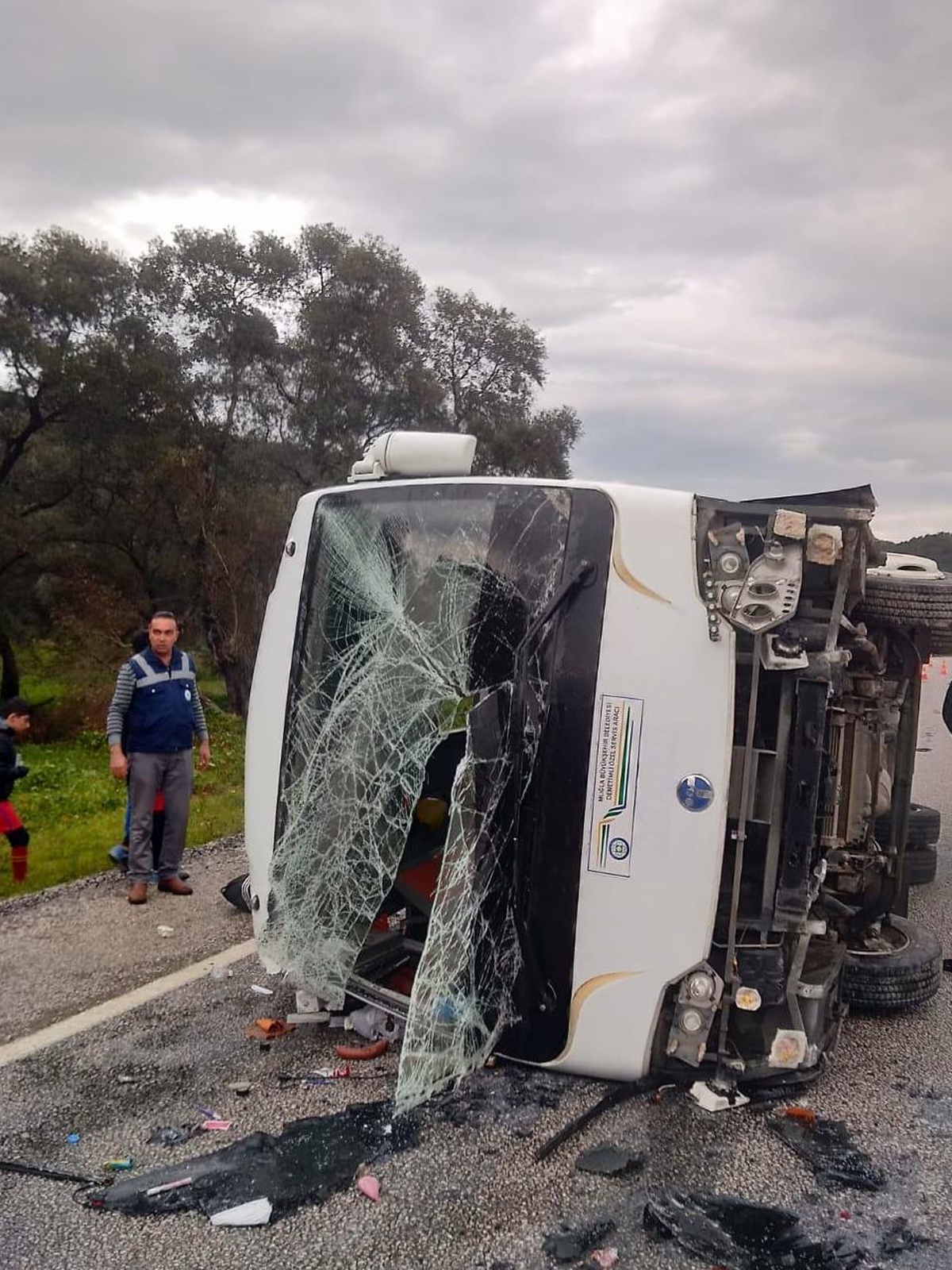 Muğla\'da sporcuları taşıyan minibüs devrildi 8 çocuk yaralandı
