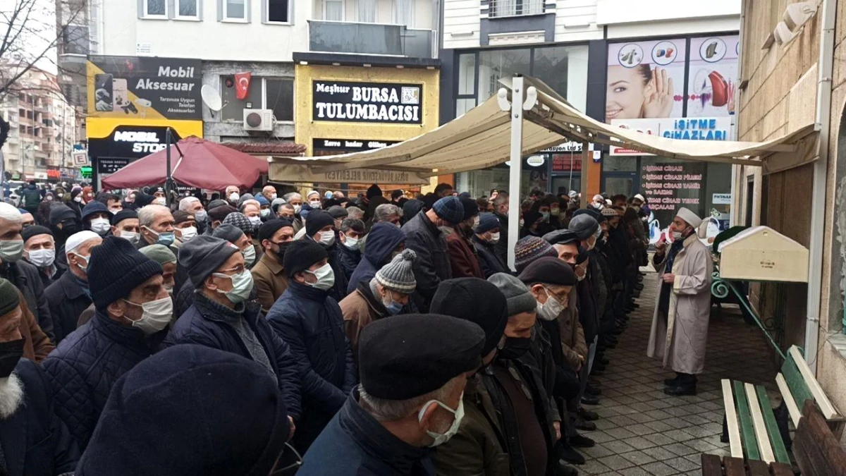 Oğlu tarafından öldürülen adam son yolculuğuna uğurlandı