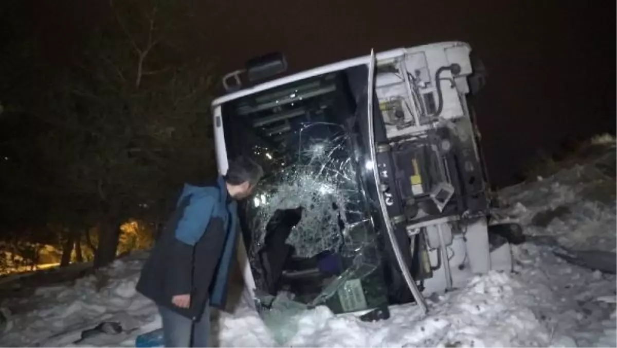 Palandöken\'de trafik kazası! Turistleri taşıyan midibüs devrildi: 25 yaralı