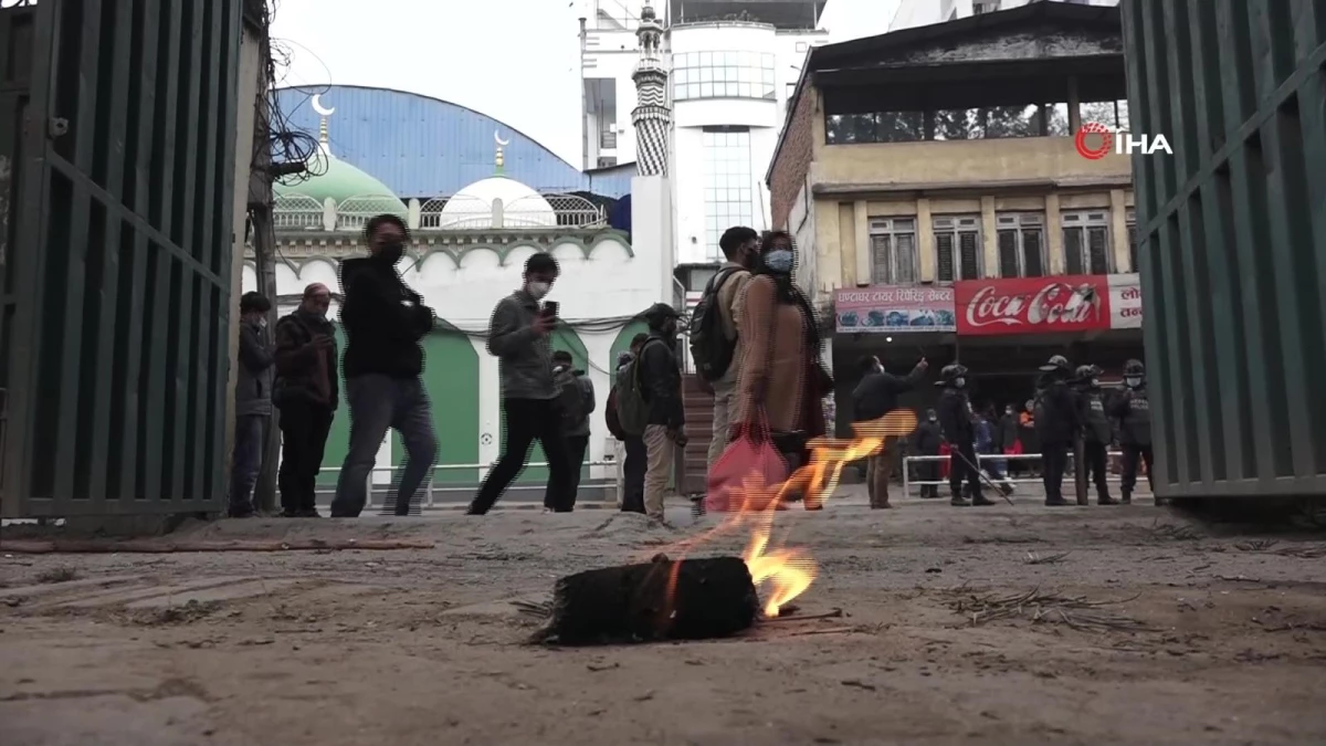 Nepal\'de Petrol Fiyatlarına Yapılan Zam Protesto Edildi