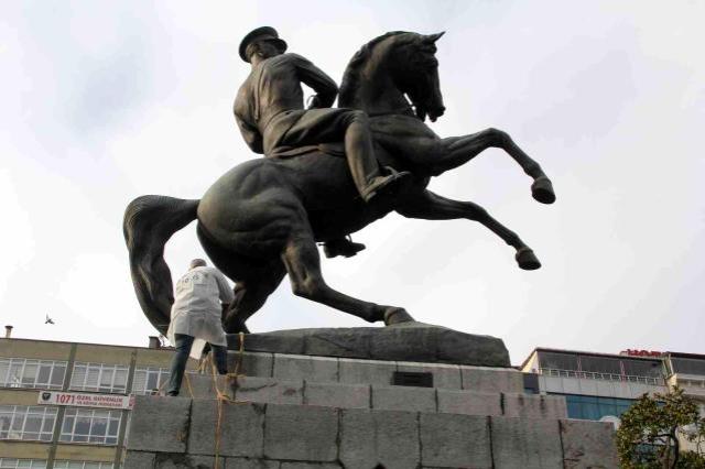 Samsun'da kentin sembolü olan Atatürk anıtını halat bağlayıp yıkmak istediler