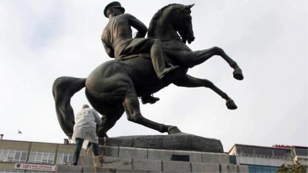 Atatürk heykeline yapılan saldırı vatandaşı harekete geçirdi! Sırayla nöbet tutuyorlar
