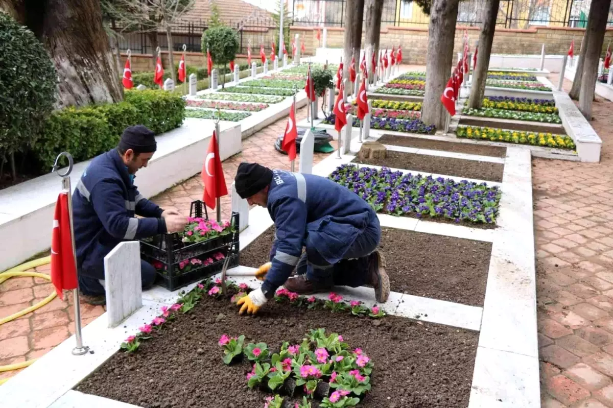 Şehit mezarlarına bakım yapıldı