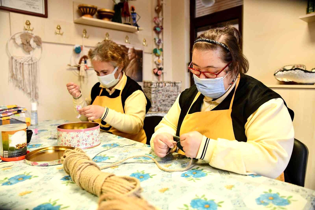 Sosyal yaşam merkezi ile zorlukları aşıyorlar