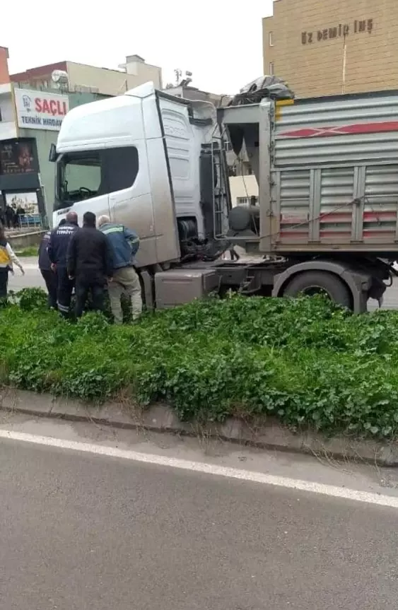 Yaşlı kadın tırın altında kaldı