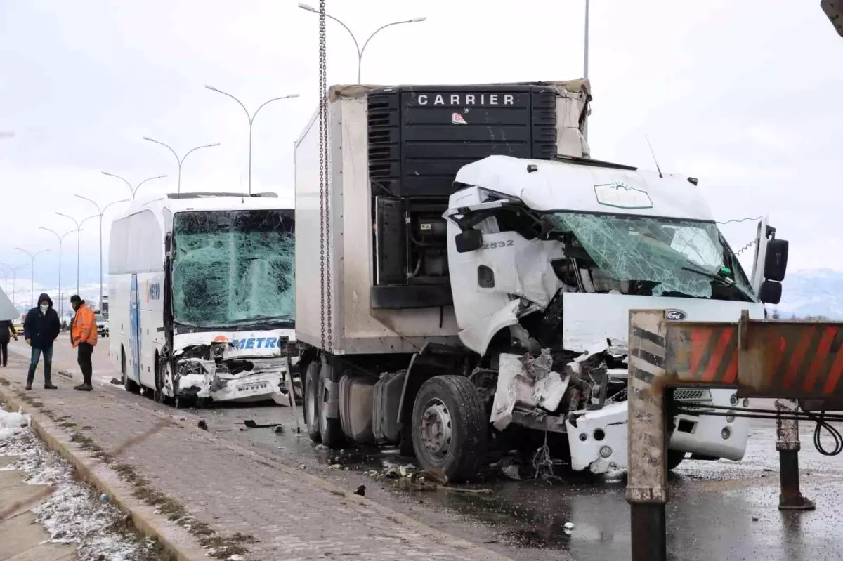 Son dakika haberi! 2\'si çocuk 15 kişinin yaralandığı kazada enkaz kaldırma çalışması sürüyor