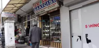 76 yaşındaki usta 64 yıldır saat tamir ediyor