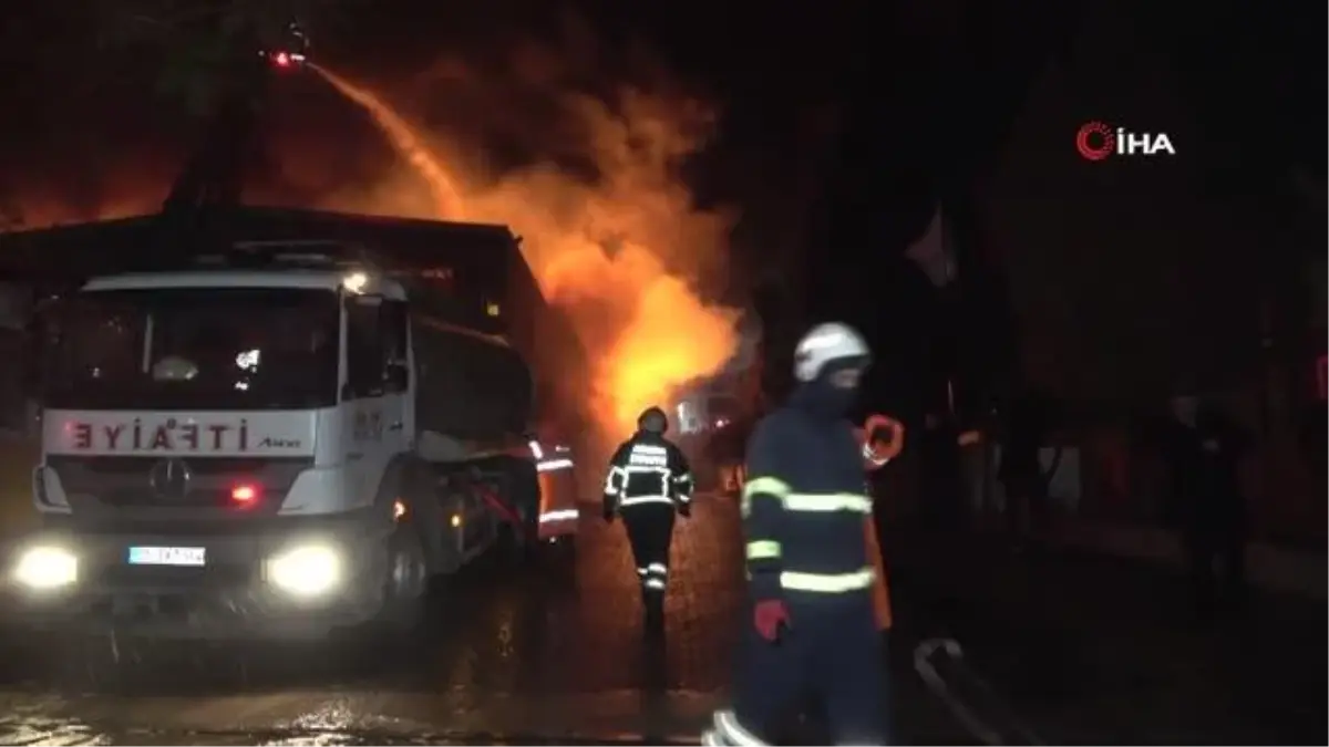 Adana\'da hijyenik ürün üretim fabrikasının deposunda yangın