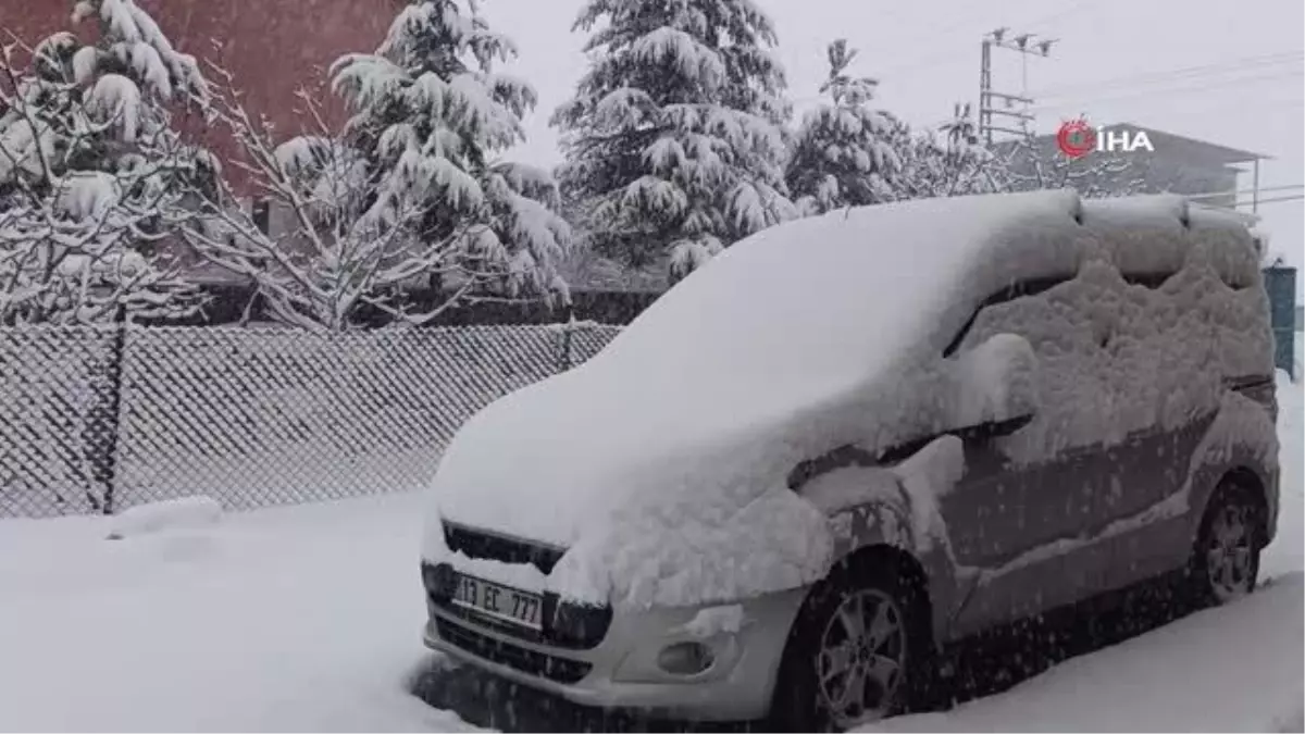 Ahlat\'ta yoğun kar yağışı köy yollarını ulaşıma kapadı