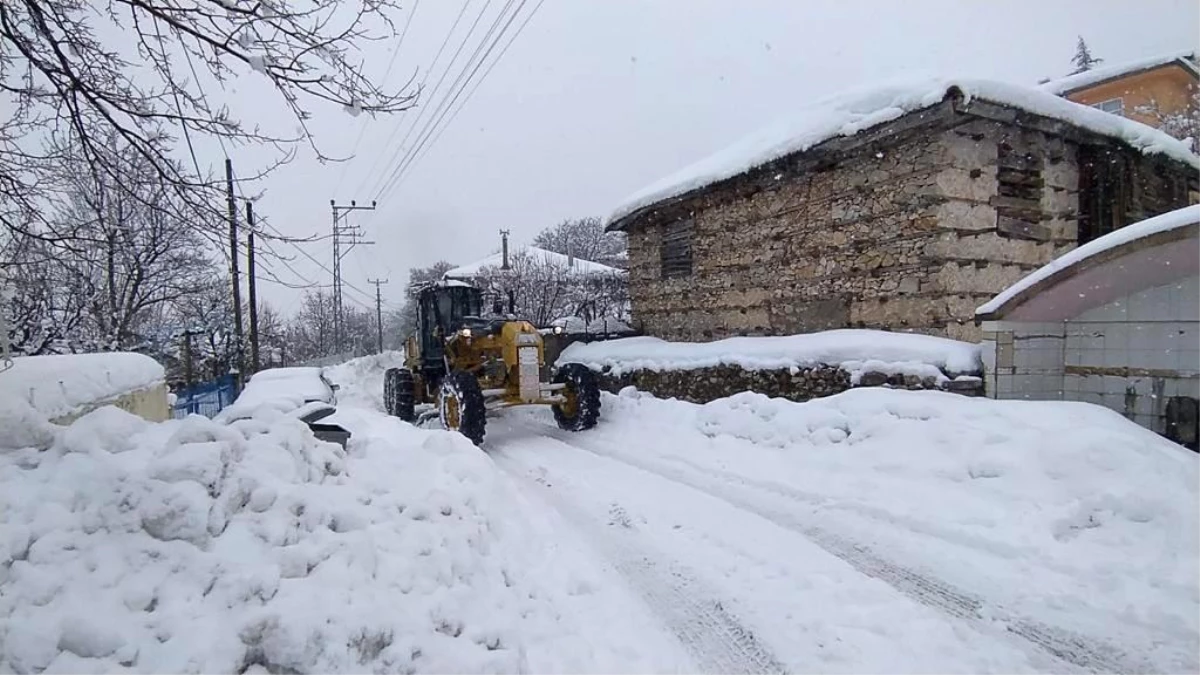 Akseki\'de kardan kapalı olan kırsal mahalle yollarında karla mücadele