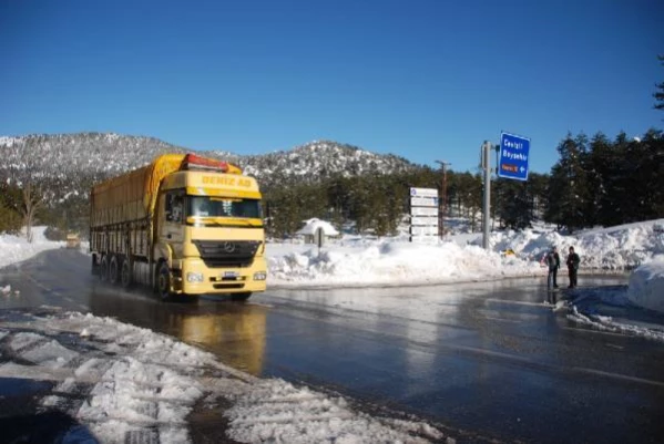 Antalya-Konya yolu 6 saat sonra ulaşıma açıldı