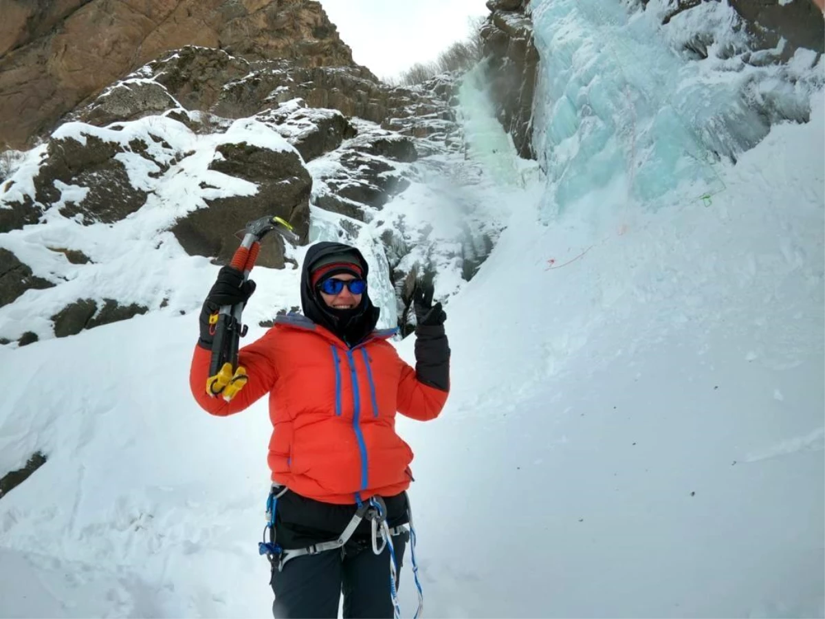 Bafra\'nın belgeli tek kadın dağcısı donmuş şelaleye tırmandı