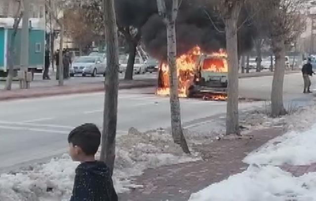 Boşanma aşamasındaki genç sinirlenip yol ortasında aracını ateşe verdi