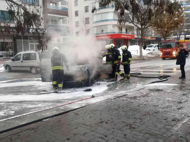 Boşanma aşamasındaki genç sinirlerine hakim olamadı! Yolun ortasında aracını ateşe verdi