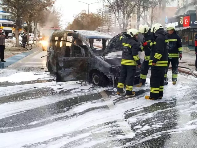 Boşanma aşamasındaki genç sinirlerine hakim olamadı! Yolun ortasında aracını ateşe verdi